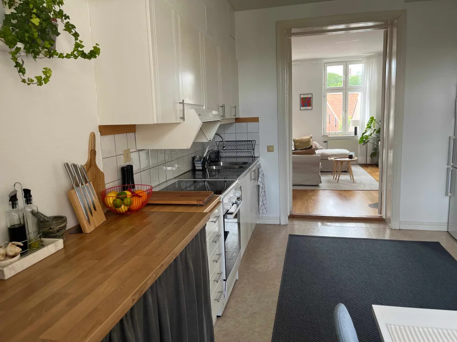 Förvaring i kök i mysig tvåa på Hantverksgatan i Halmstad