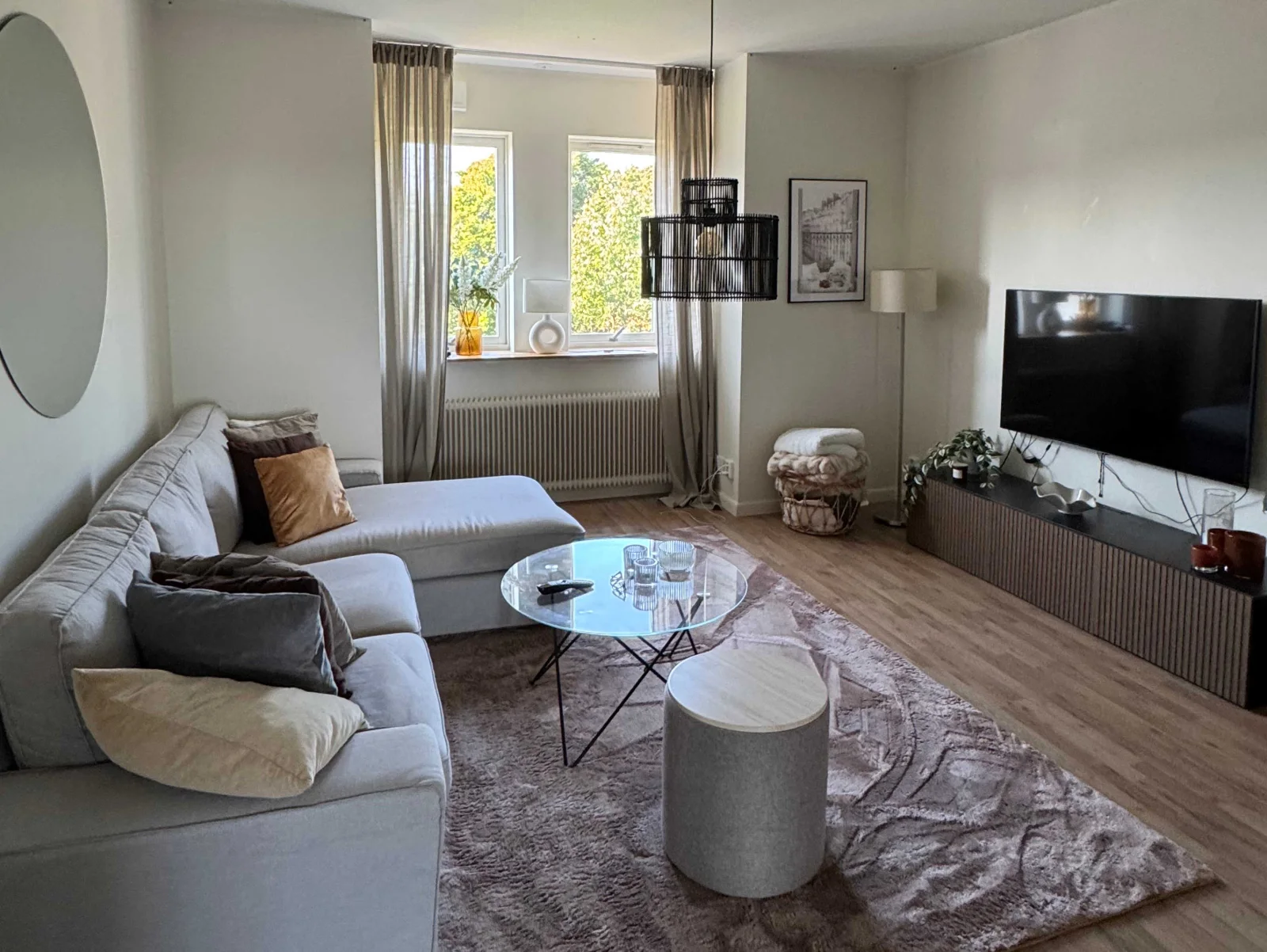 Vardagsrum i modern tvåa på Vattugatan 4 i Halmstad